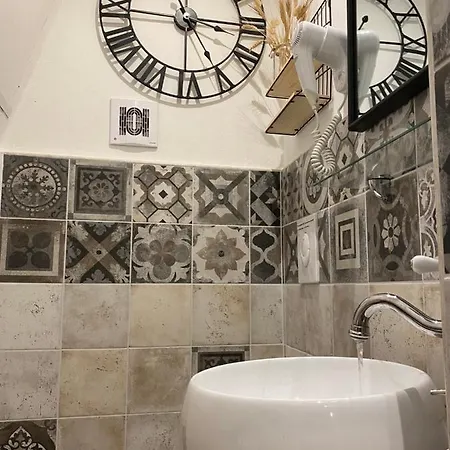 לינה וארוחת בוקר Domus Klara 3*